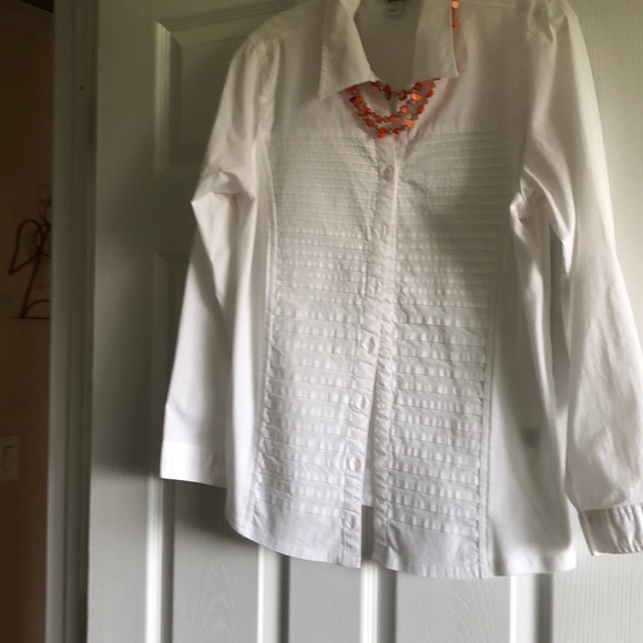 🌷SOLD🌷White button down blouse/shirt. - Picture 6 of 6